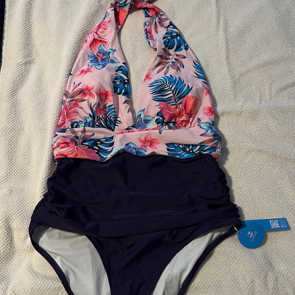 *NEW WITH TAG* Women’s Cupshe Halter Onepiece